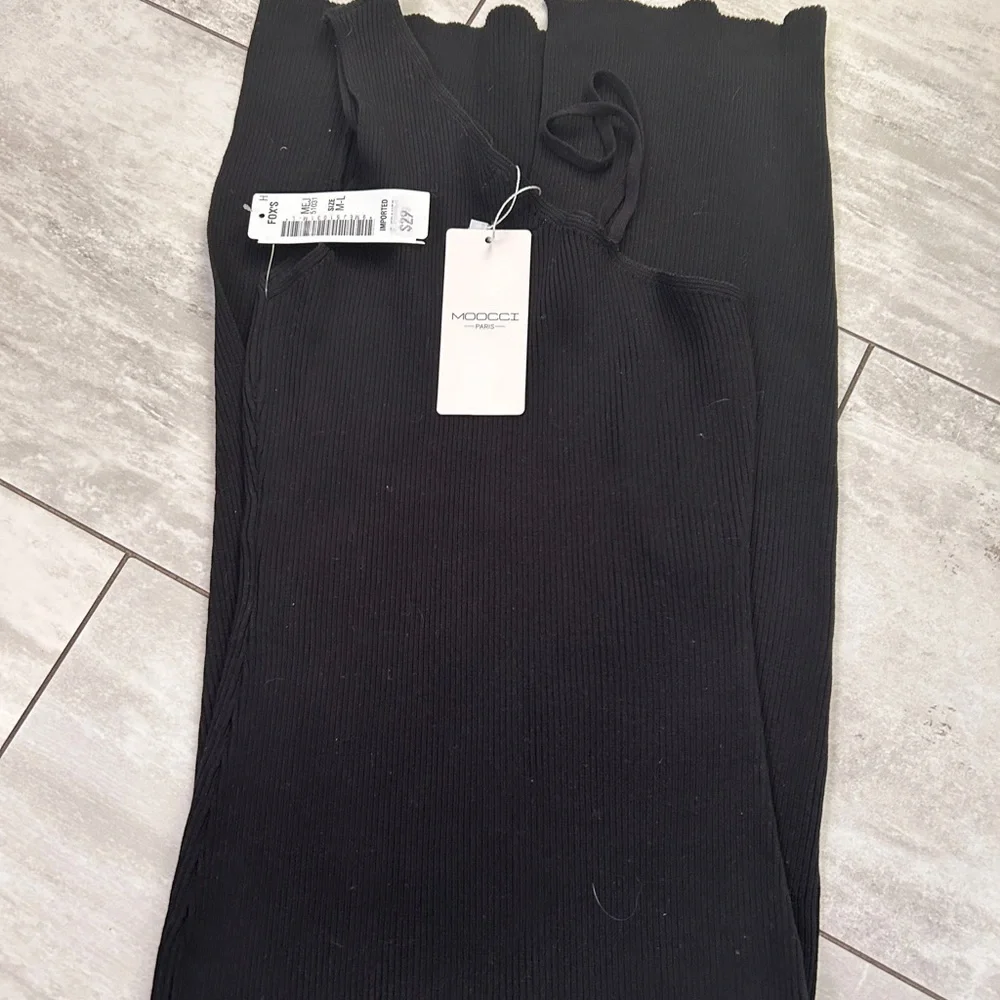 Moocci size M/L stretch black dress with thigh high split - Picture 2 of 4
